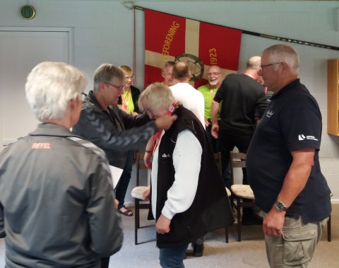 Birgith Rothmeier for overrakt sin slvmedalje, medens Heine venter p sin.